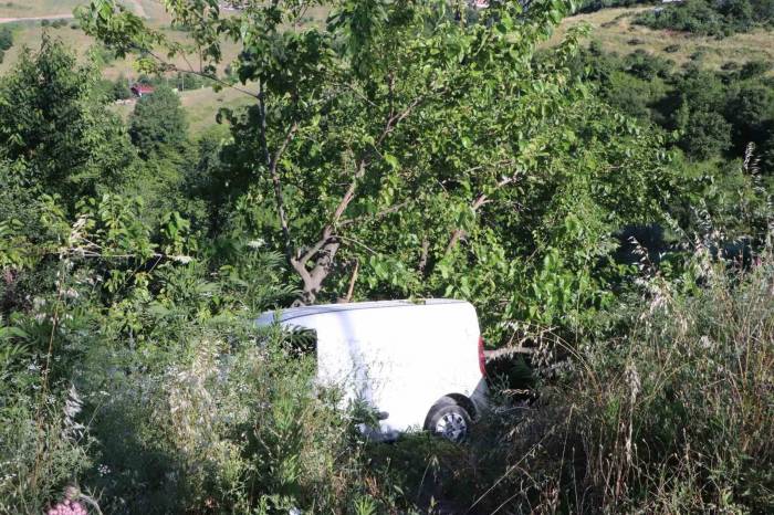 Freni Tutmayan Araç Bahçeye Uçtu: Anne Ve Kızı Ölümden Döndü