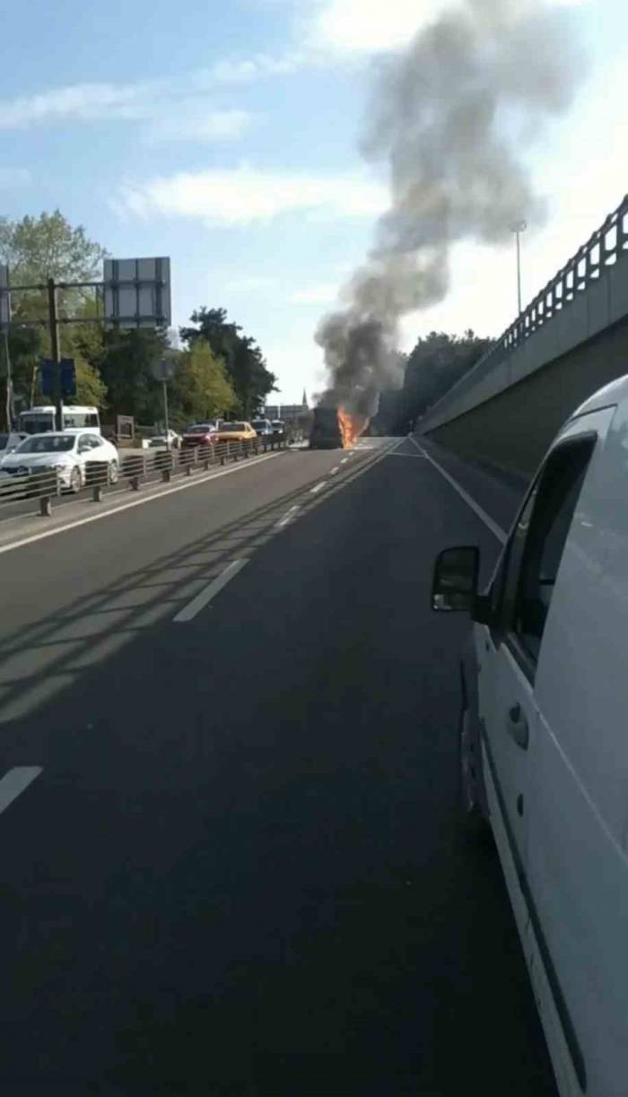 İstanbul’da Otomobil Alev Topuna Döndü: Vatandaş Haber Spikeri Gibi Olayı Anlattı