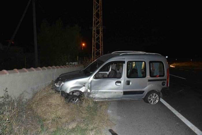 Tosya’da D100’de İki Araç Çarpıştı: 3 Yaralı