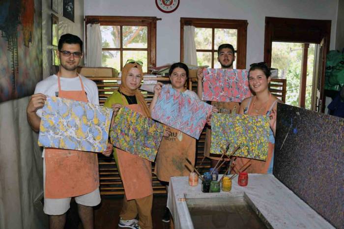 Yabancı Öğrenciler ‘ebru’ Sanatını Öğreniyor