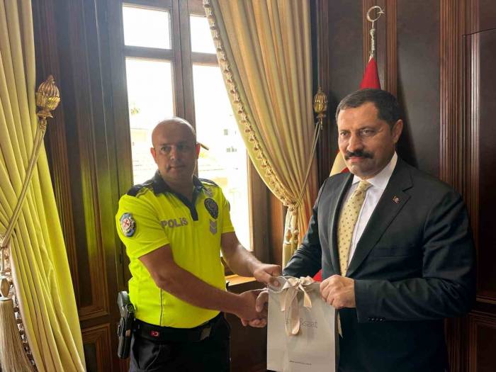 Yaşlı Adamı Sırtında Taşıyan Polis, Vali Tarafından Ödüllendirildi