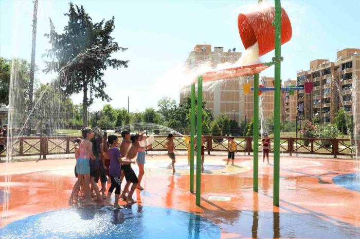 Yüreğir’de Çocuklar Su Oyun Parkında Serinliyor