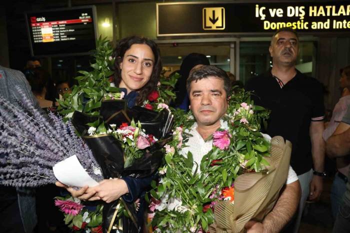 Gizem’e Coşkulu Karşılama