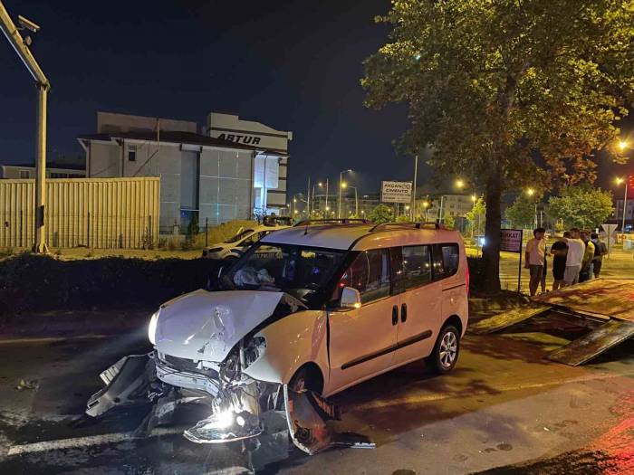 Alkollü Sürücü Emniyetin Pts Direğine Çarptı: 1 Yaralı