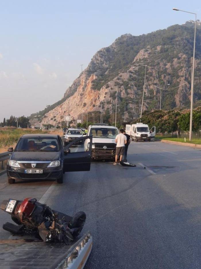 Minibüsle Çarpışan Motosiklet Sürücüsü Genç Hayatını Kaybetti