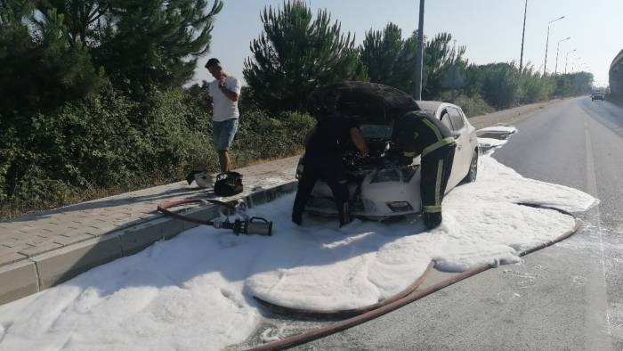 Araç Göstergesindeki Uyarıyla İndiler, Yanan Araca Müdahale Edemediler