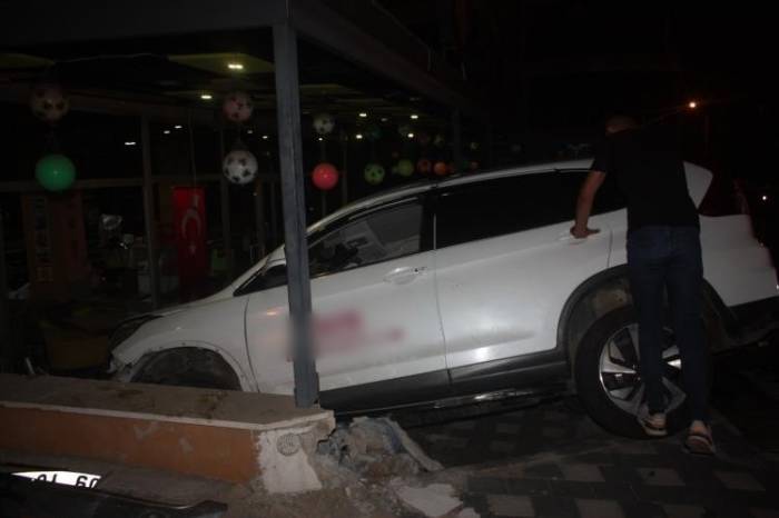 Direksiyon Hakimiyeti Kaybeden Sürücü Otomobille Kafeye Girdi