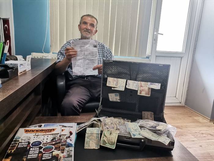 Biriktirdiği Paralar Pul Oldu