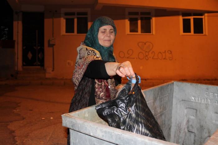 Vatandaşların ’çöp Canavarı’ İsmini Koyduğu Kimliği Belirsiz Şahıs Mahallelinin Kabusu Oldu