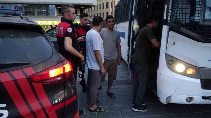 Taksim’de Kaçak Göçmen Denetimi
