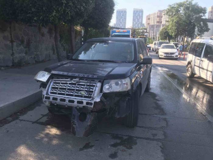 Eyüpsultan’da Su Borusu Patladı, Cadde Göle Döndü