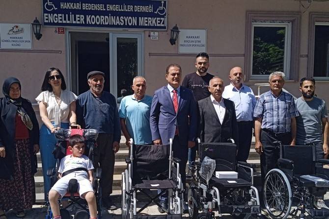 Hakkari’de Engellilere Sandalye Dağıtıldı