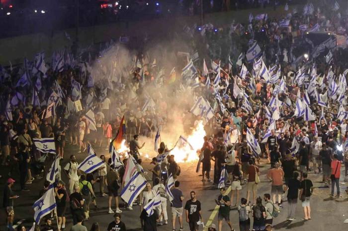 İsrail’de Bir Sürücü Aracıyla Protestocuların Arasına Daldı: 1 Yaralı