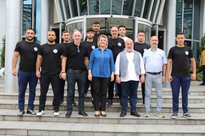Başkan Hürriyet, İzmitli Pehlivanları Kırkpınar’a Uğurladı