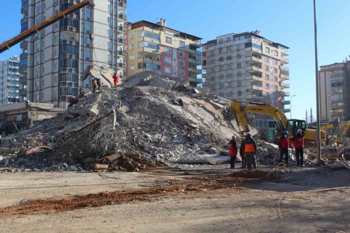 Depremde 49 Kişinin Öldüğü Emre Apartmanı’yla İlgili Soruşturma Tamamlandı