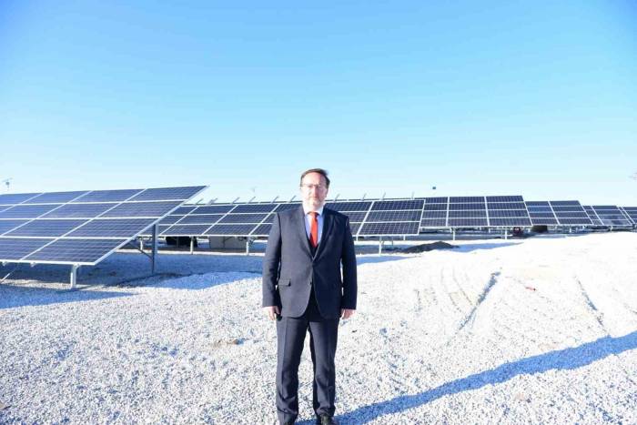 Karesi Enerjisini Güneşten Alıyor