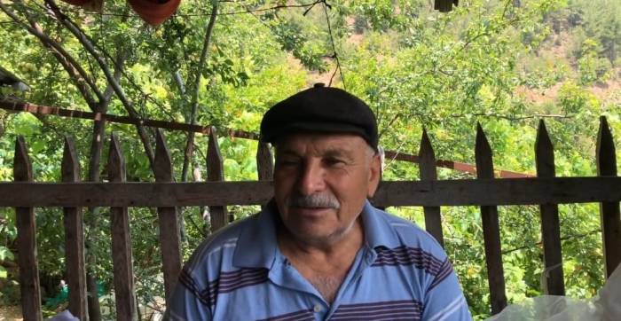 Akrebe İp Bağlayıp Gezdirdi, Sarı Kız Örümceği İle Sohbet Etti