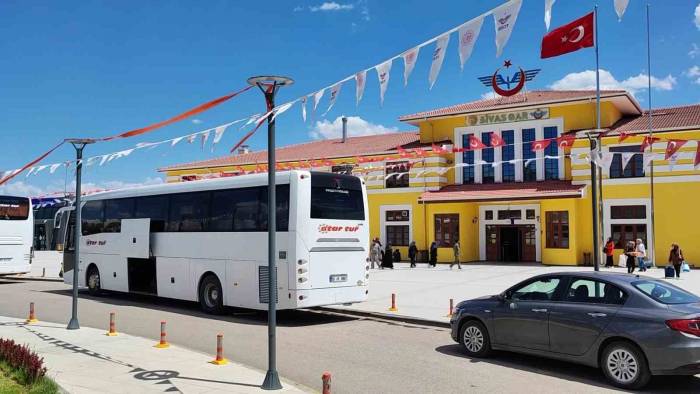 Tren Gecikti, Yolcular İsyan Etti