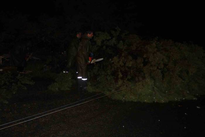 Fırtına Alaşehir’i Savaş Alanına Çevirdi