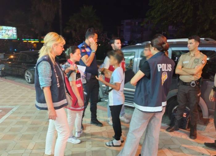 Marmaris’te Zabıta Sokakta Çalıştırılan Çocuklara Yönelik Denetim Yaptı