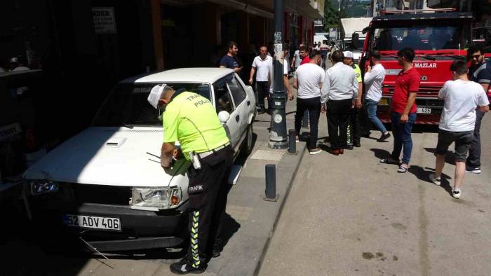 Gaz Teli Takılı Kalan Otomobil Kaldırıma Çıktı: 2 Yaralı