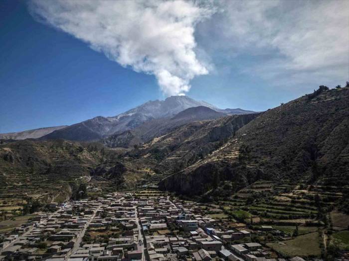 Peru’da Ubinas Yanardağı Patladı, Acil Durum İlan Edildi