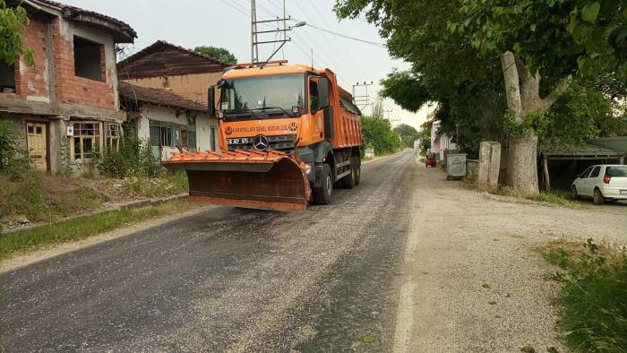 Sıcaktan Eriyen Asfalta Karayolları Ekiplerince Mıcır Döküldü