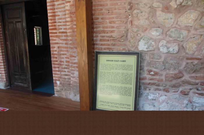 Tarihi Camiye Saygısızlık