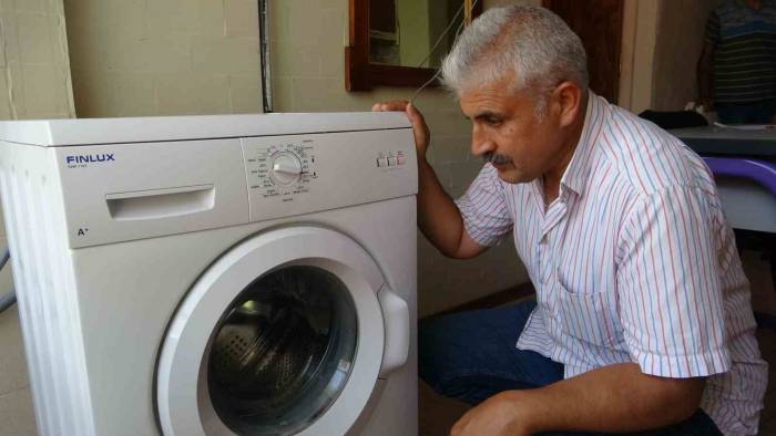 Görme Engelli Vatandaş Sesinden Arızasını Anladığı Beyaz Eşyaların Tamirini Yapıyor