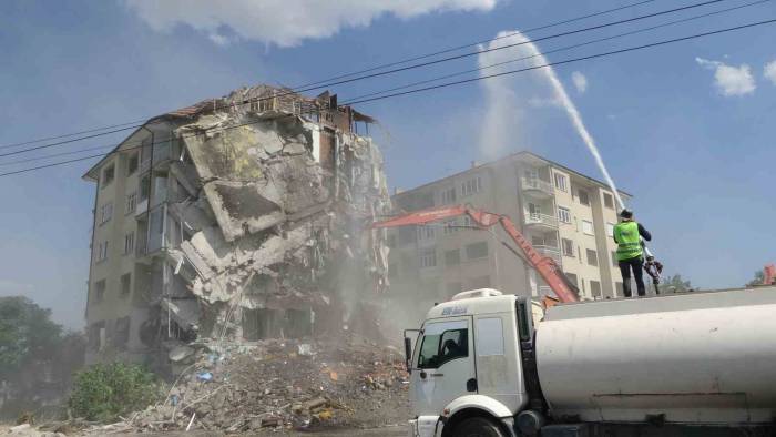 Attığı Bir Taşla 8 Katlı Ağır Hasarlı Binayı Yıktı