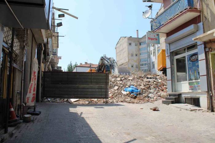 Haftalardır Bitmeyen Yıkım Bölge Esnafını Zora Soktu