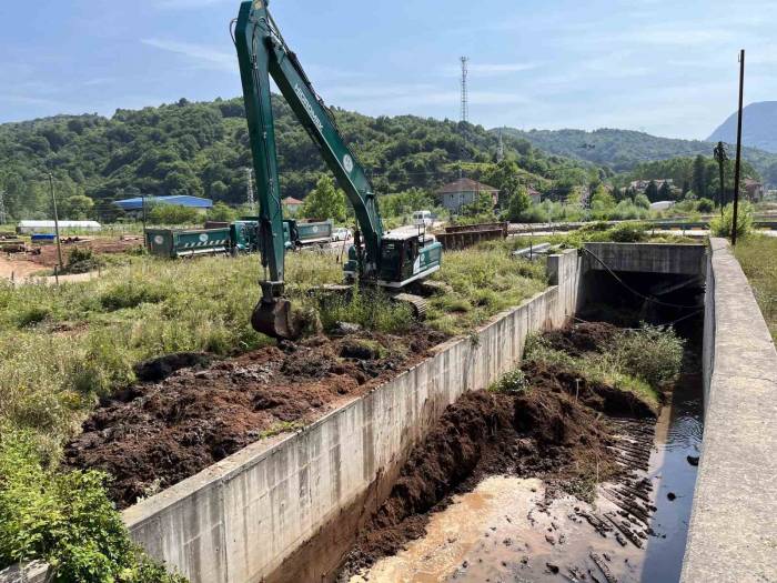 Şiddetli Yağış Uyarısı Yapılan Bartın’da Dere Yatakları Temizleniyor