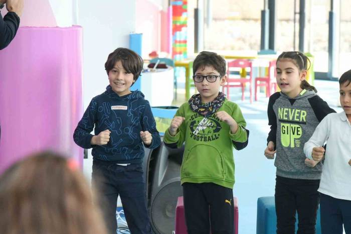 Çocuk Kulübü Gün Boyu Çocuklarla Dolup Taşıyor