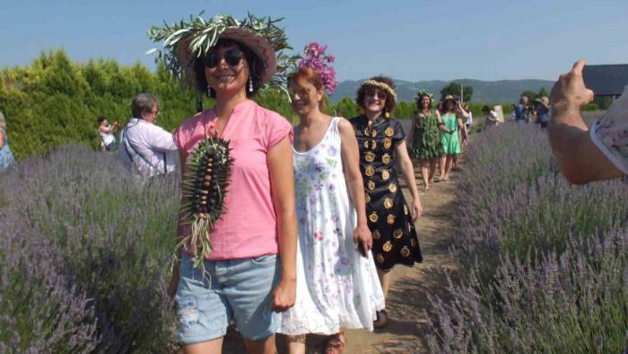 Lavanta Bahçesinde Defile