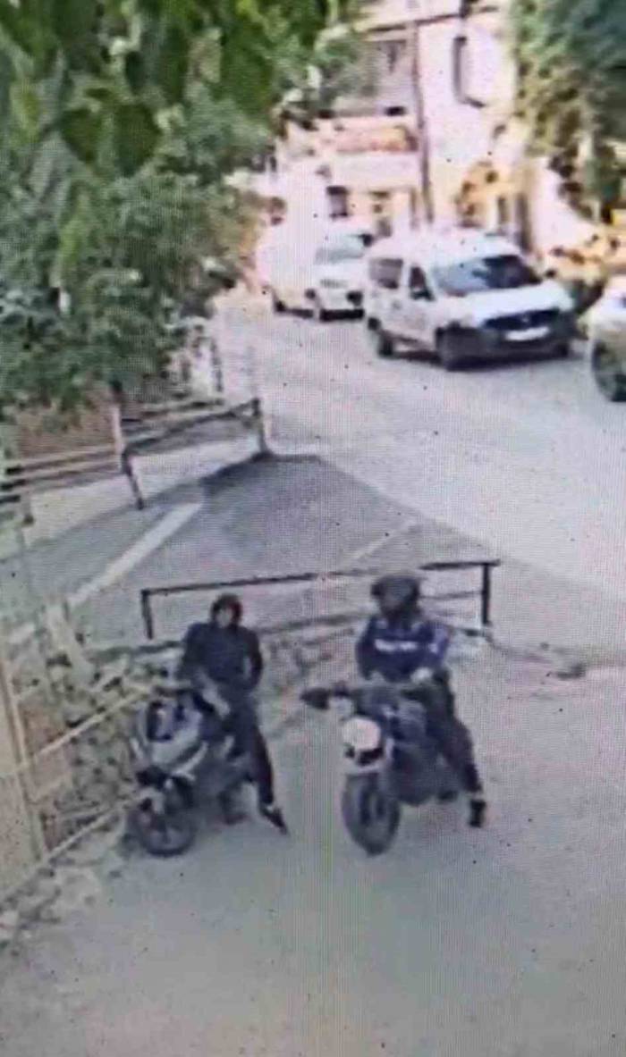 Motosikletle Gelip Motosiklet Çaldılar...o Anlar Kamerada