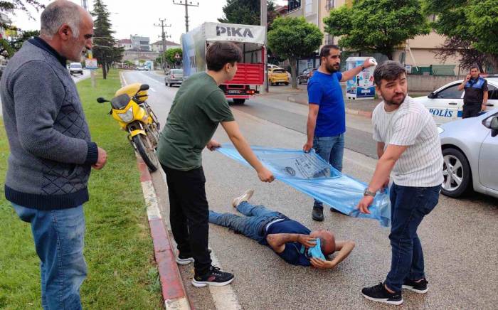 Kazada Yaralanan Ptt Memurunu Yağıştan Çöp Poşetiyle Korudular