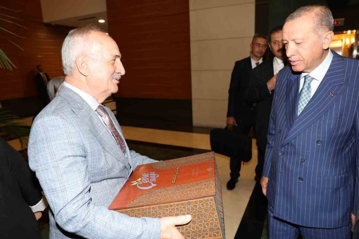 Aygün, Cumhurbaşkanı Erdoğan’a Çenesuyu’nun Cam Şişe Ürününü Takdim Etti