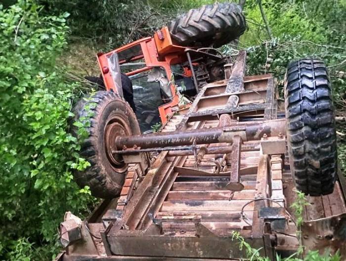 Devrilen Traktörün Altında Kalan Eski Belediye Başkanı Hayatını Kaybetti
