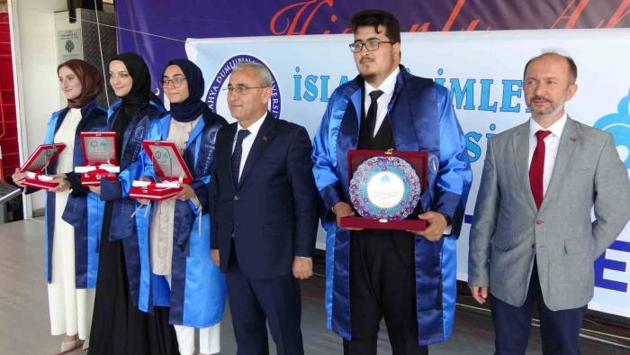 Dpü İslami İlimler Fakültesinde Mezuniyet Heyecanı
