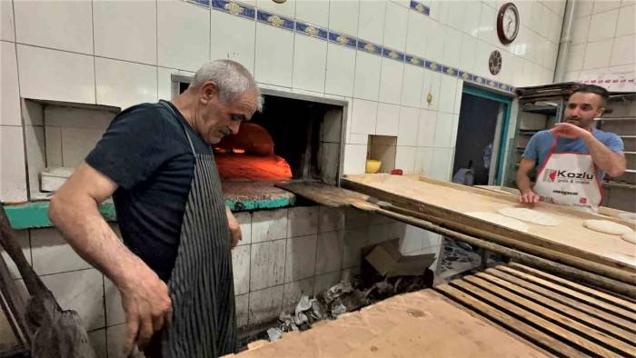 Fırıncılardan Sıcaklığa İlginç Yöntem: Soğuk Duş Alıp Önlüklerini Soğuk Suda Islatıyorlar