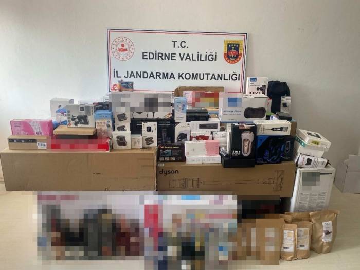 Edirne’de Kaçakçılık Operasyonları: 29 Gelinlik, Kaçak Malzemeler Ve Uyuşturucu Yakalandı