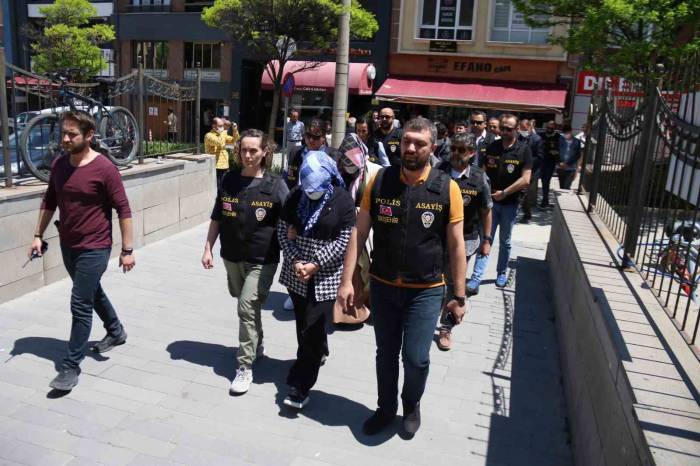 Kocasını Öldürdüğü İçin Yargılandığı Davaya Kucağında Bebeği İle Katıldı