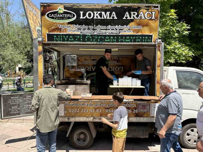 Cuma Namazı Çıkışında Lokma Dökme Geleneği Sürüyor