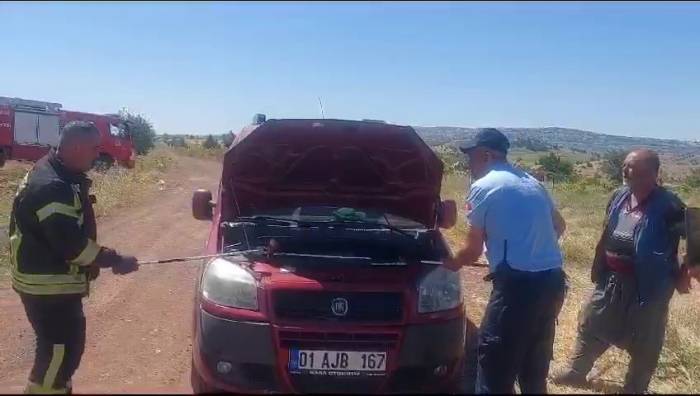 Park Halindeki Aracın Motorundan 1.5 Metre Uzunluğunda Yılan Çıktı