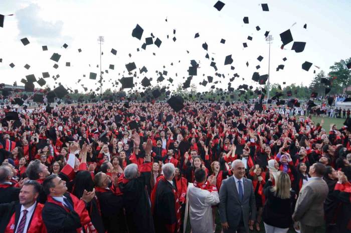4 Bin 500 Üniversiteli Mezuniyet Sevinci Yaşadı