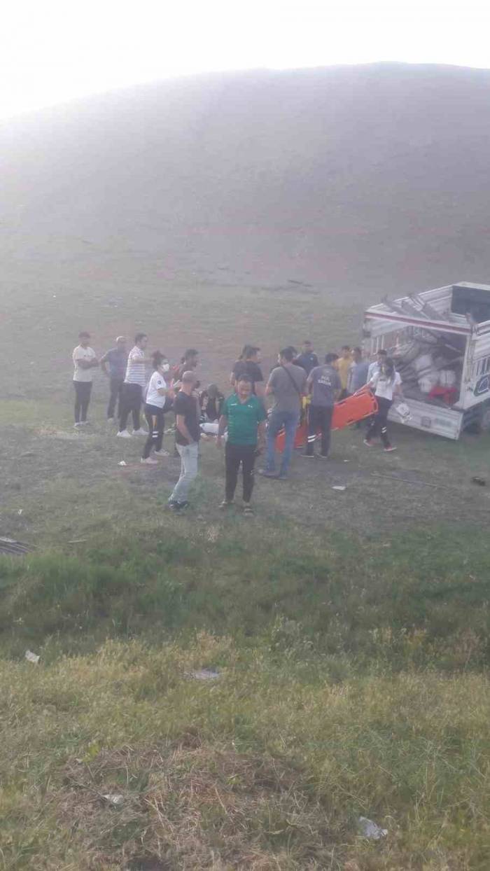 Kayısı İşçilerini Taşıyan Kamyonet İle Otomobil Çarpıştı: 12 Yaralı