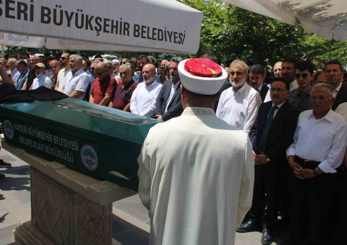 Eski Bakan Yıldız’ın Babası Toprağa Verildi