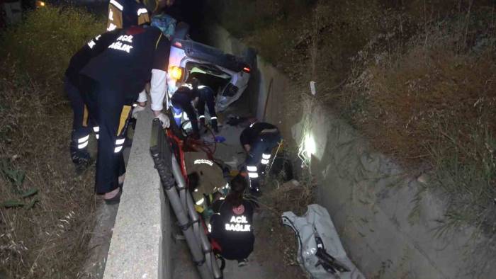 Otomobil Su Kanalına Devrildi: 2 Yaralı