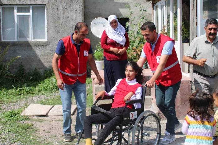 Kızılay Engelli Bireyleri Unutmadı, Tekerlekli Sandalye Hediye Etti