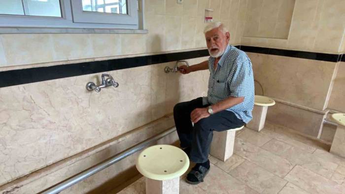 Ellerini Kuruttuğu Havluyla Ayakkabısını Sildi, Yetmedi Su İçtikleri Cami Musluklarını Bozdu